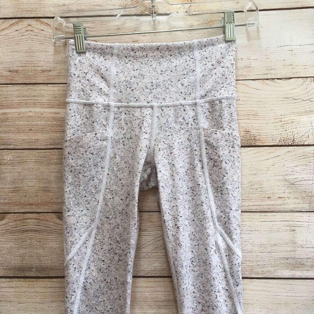 ‎ATHLETA SALUTATION STASH POCKET TIGHTS IN PEBBLE BEACH - Picture 7 of 7